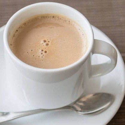 Nosso 'Café com Leite (Média)' é a maneira perfeita de começar o seu Dia. Uma combinação harmoniosa de café robusto, cuidadosamente selecionado, com leite fresco e cremoso, proporcionando um sabor rico e aveludado. Servido em uma caneca média, este café da manhã indulgente traz o equilíbrio perfeito entre a amargura do café e a doçura do leite. É a escolha perfeita para quem busca um impulso de energia matinal e um momento de prazer.
