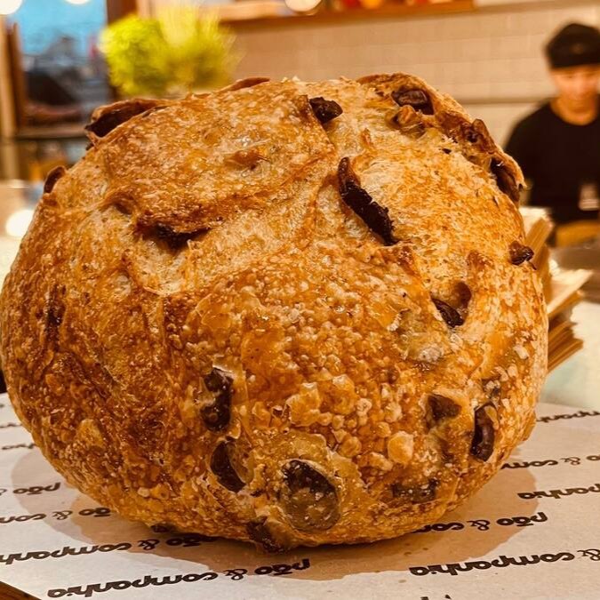 Nosso maravilhoso Pão com azeitonas, um verdadeiro curinga,  Fermentação Natural, farinha italiana e centeio, uma explosão de sabor e saúde
Vc pode pedir para fatiar. Pode ser congelado por 15 dias.