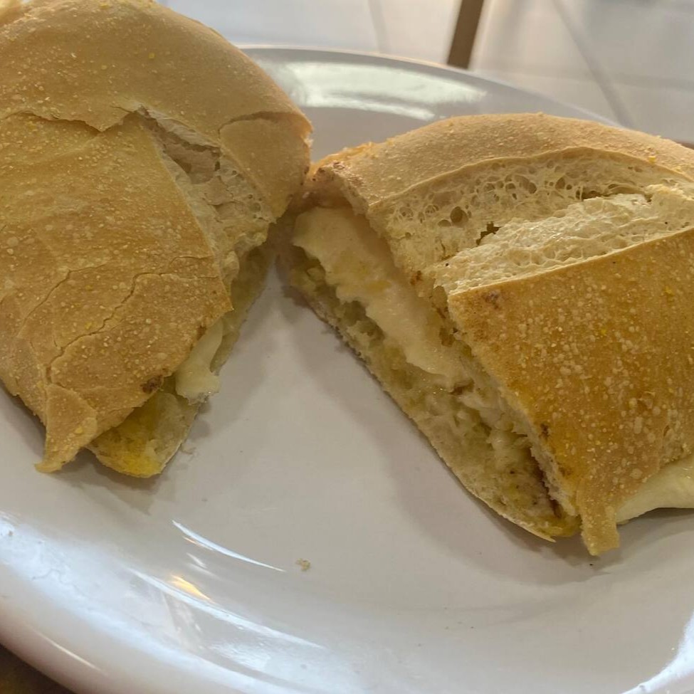 Pão frances prensado na chapa  com queijo minas