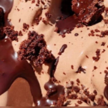 Deliciosos pedaços de brownie mesclado no sorvete artesanal de chocolate