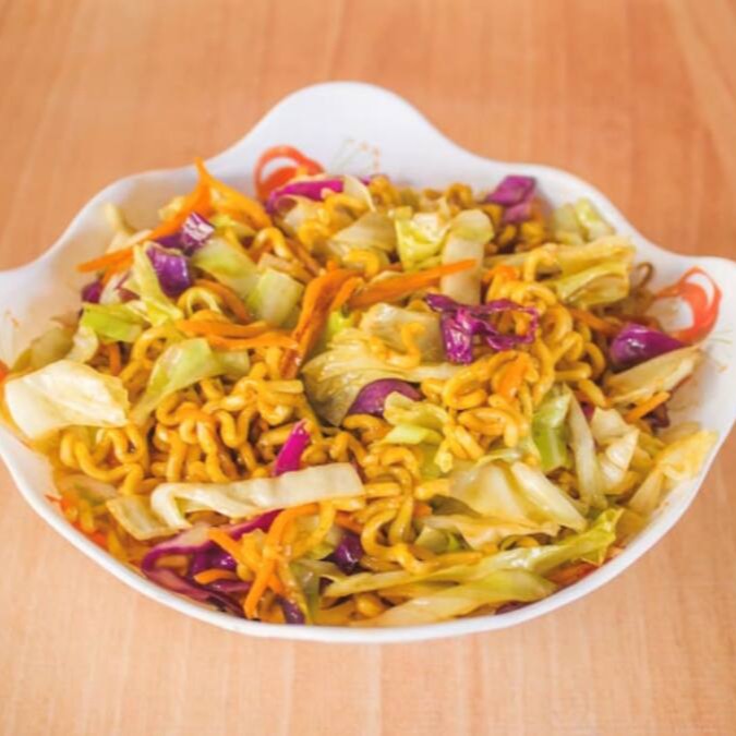 Massa oriental com legumes, molhos shoyu, tonkatsu, hondashi, ajinomoto, alho e legumes grelhados.