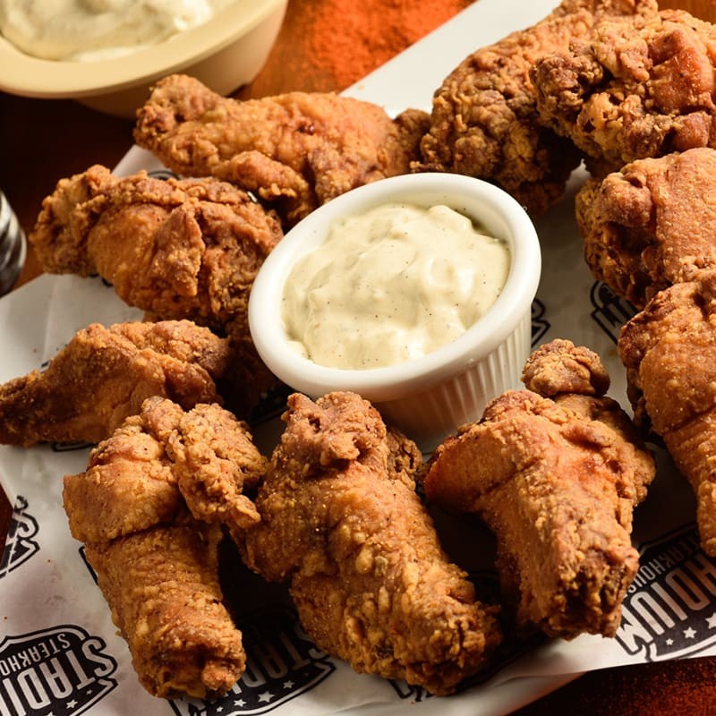 Deliciosos drumetes finamente temperadas e fritas ao estilo Lousiana.