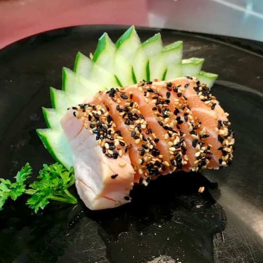 5 un de sashimi de salmão ou atum selados na crosta de gergelim ou togarashi (pimenta japonesa).