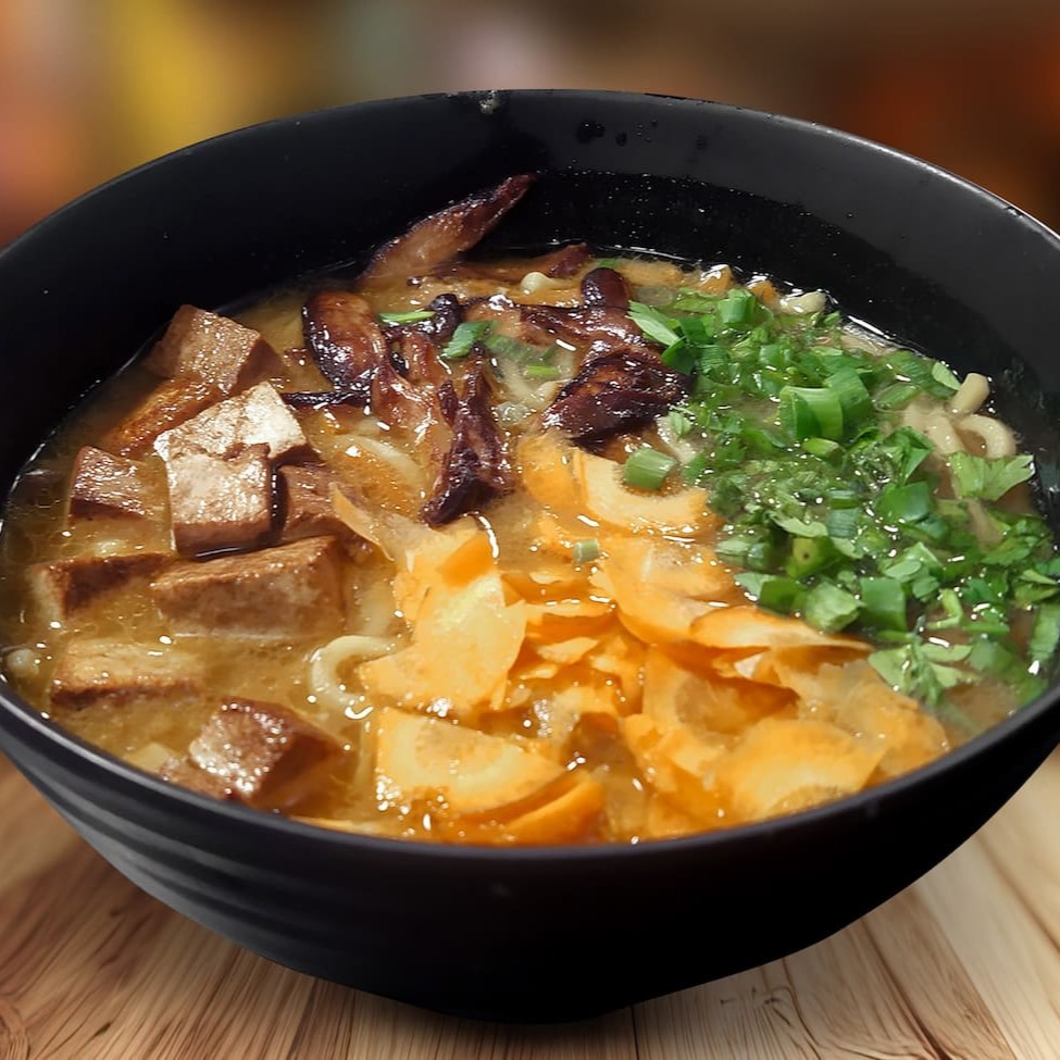 Caldo de missô e legumes, lámen fresco, cenoura, shiitake, tofu e cebolinha.