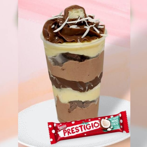Para quem gosta de Chocolate com coco, essa é a pedida certa.  Ele é servido no copo de 300ml e suas camadas compõem: Mousse de cacau 75%, o melhor Brownie do brasil, brigadeiro de coco, e uma camada Brigadeiro de Cacau 50%. Um pedaço do bombom Prestígio para decorar. ___Esse produto é servido gelado.___           ______Tags______________ Bolo, Brownie, copo da felicidade, bolo no pote, coca cola, chocolate, cookie, Nutella, Ninho, ferreiro rocher, Brownie no pote, morango, chocolate, brigadeiro, bolo vulcão, torta cookie, doces, chocolate, confeitaria, engenhoca , fonseca, Niterói Entrega grátis, taxa grátis, cupom de desconto, banoffe, Bombom de uva, Kinder bueno, red velvet, maracujá, doce com coco, doce de Prestígio.