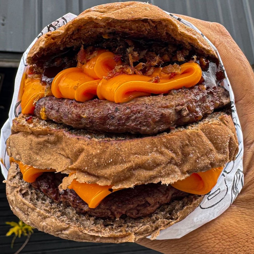 Quanto Mais Cheddar, Melhor! Três fatias de pão australiano selado, dois blend 110g, o dobro de cheddar cremoso, geleia de bacon e barbecue