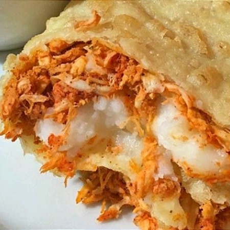 Pastel 21 centímetros, massa sequinha e crocante, frango com Catupiry cremoso.