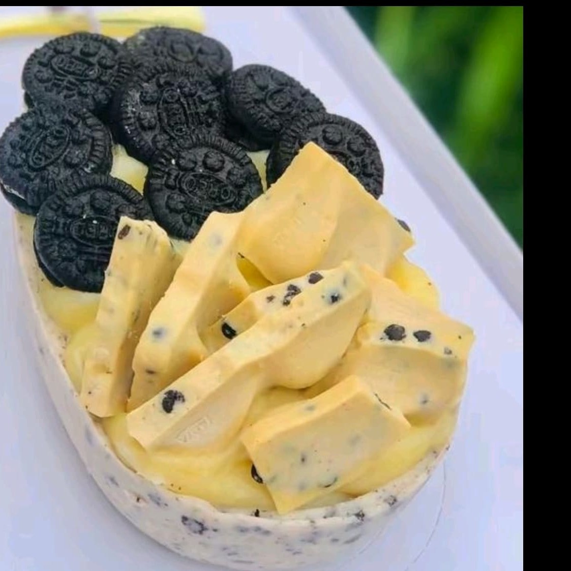 Casca de chocolate branco com recheio de Oreo e enfeites de biscoito Oreo e barra Oreo