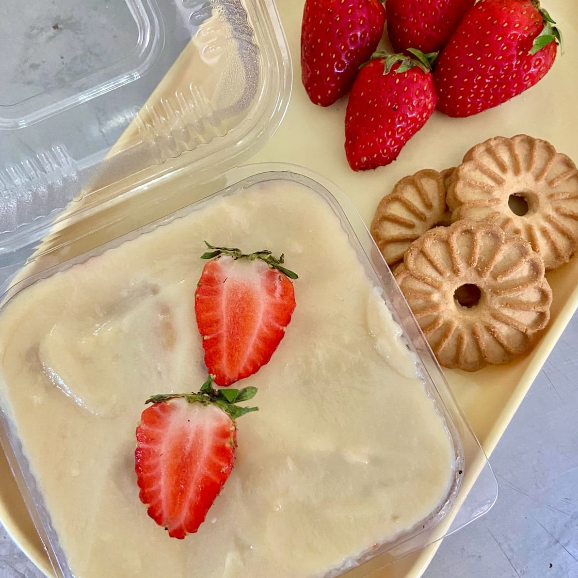 Creme 4 leites, biscoito da vaquinha, geleia de morango. Geladinho é uma delícia!!!