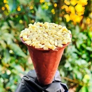 Cone Trufado com recheio de Ninho finalizado com granulado chocolate branco. (Peso aproximado 80gr)