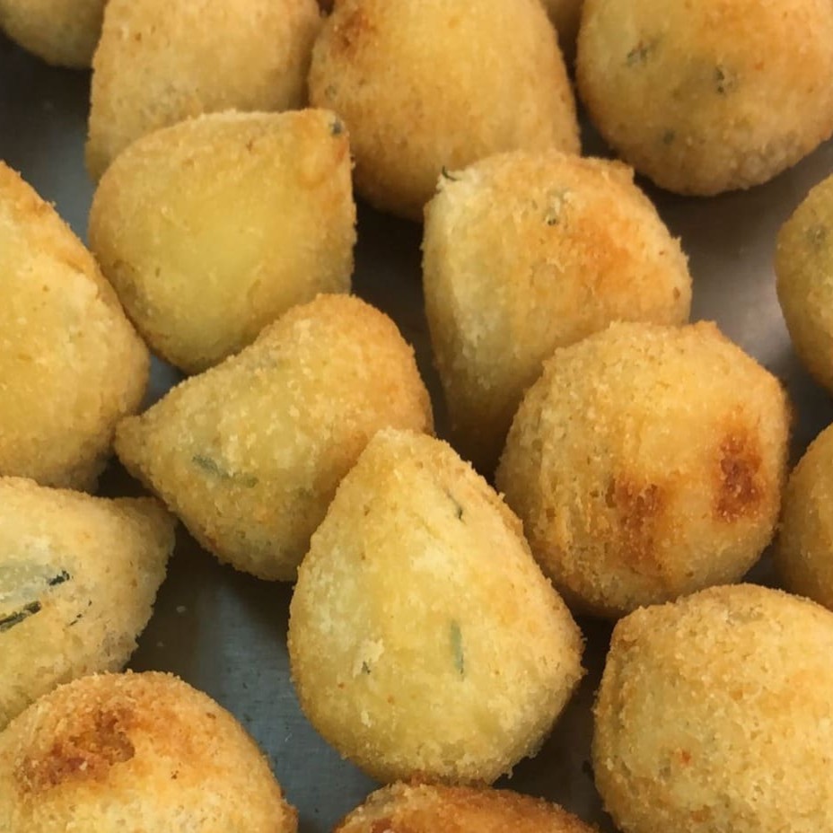 Delicie-se com nossa seleção de mini salgadinhos crocantes e saborosos! Escolha entre três sabores irresistíveis, servidos separadamente:  Coxinha: Massa leve com frango temperado. Quibe: Crocante por fora e macio por dentro. Bolinha de Queijo: Queijo derretido envolto em uma casquinha crocante. Cada porção contém aproximadamente 100g. Ideal para qualquer ocasião!
