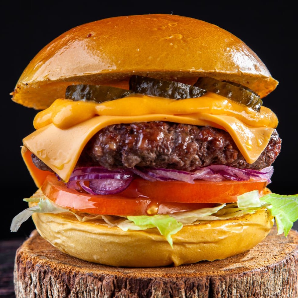 O clássico para matar a fome !  Pão Brioche Gold, nosso blend bovino 110g, creme cheddar, picles , alface , tomate e cebola frescos.