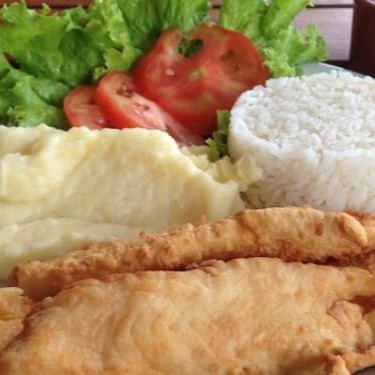 Acompanha: arroz, feijão, purê ou batata frita e farofa.