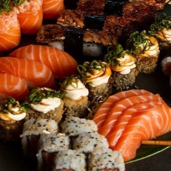 20 sashimis de salmão  10 niguiri de salmão  4 Joys de salmão  20 uramaki de salmão  8 hossomaki de salmão  12 hotholl creame chessee e cebolinha