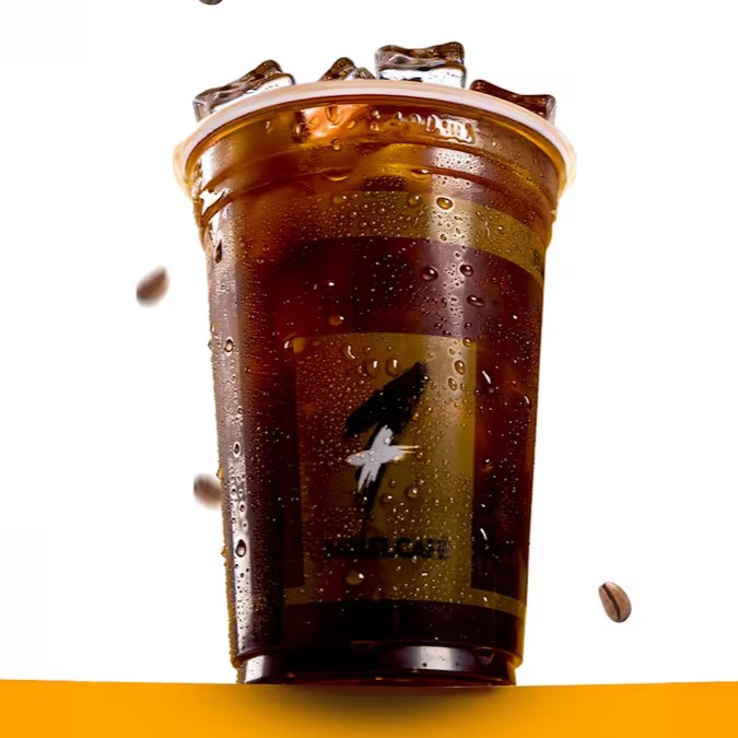 O 'Fit Coffee (espresso triplo)' é a sua escolha ideal para um impulso de energia! Esta bebida gelada, servida em uma generosa porção de 420ml, vai além do simples café. Com um rico e robusto espresso triplo, ela é capaz de proporcionar uma experiência de sabor intensa e revigorante. Perfeito para quem busca um despertar vigoroso e delicioso!