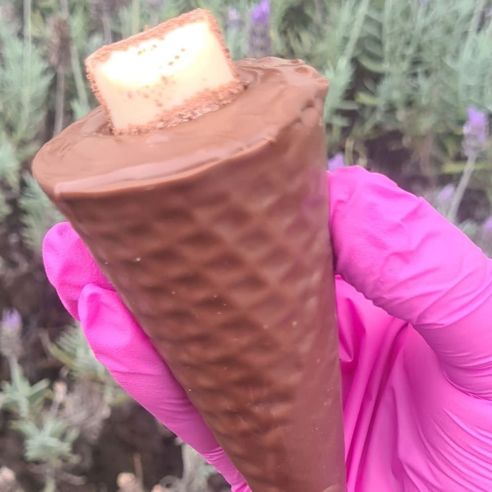 Nosso maravilhoso cone trufado de Kinder bueno, conta com uma casquinha crocante banhada na cobertura de chocolate ao leite e um maravilhoso recheio sabor Kinder bueno. Impossível não se apaixonar por essa maravilha. Para os amantes de Kinder bueno, se prepare para essa experiência de se deliciar com um cone inteiro dele.