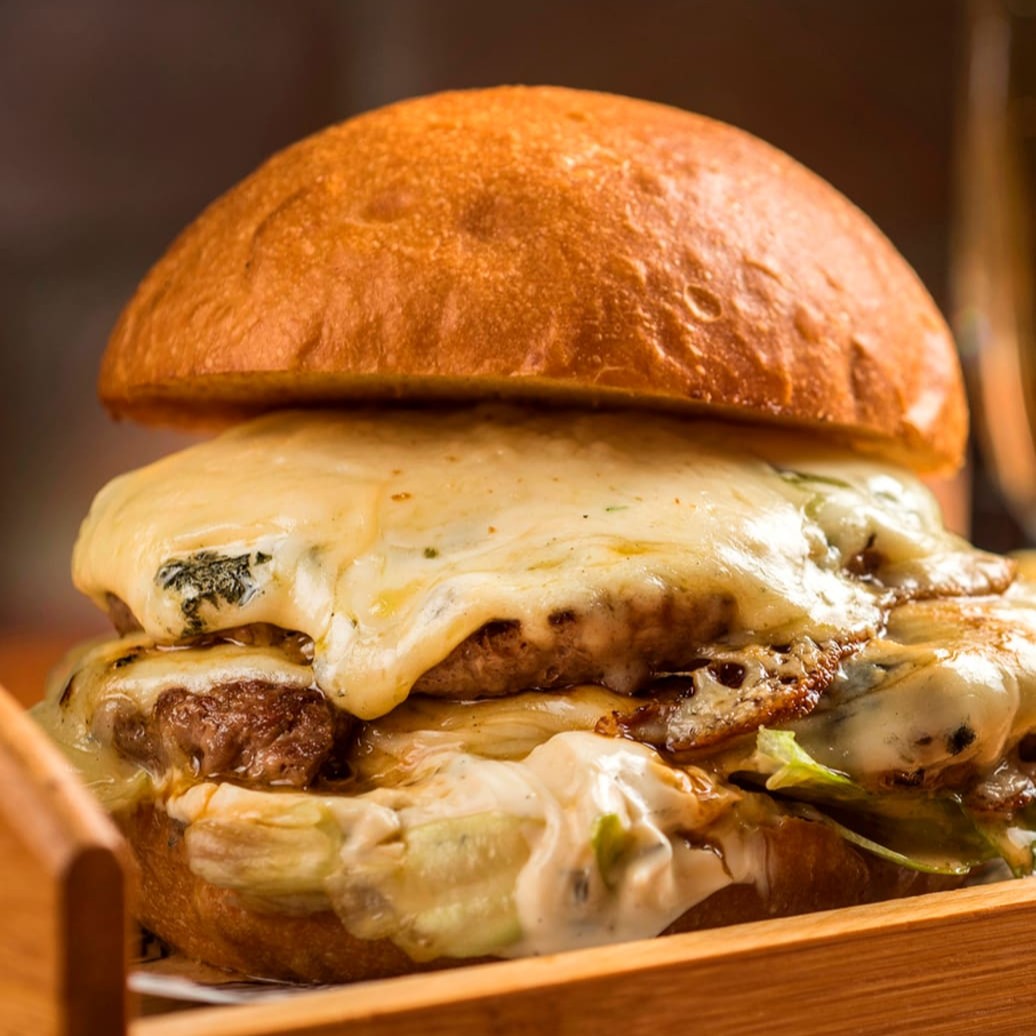 Pão rústico, duas carnes de 110g, gorgonzola, provolone, parmesão, mussarela, alface e molho ranch. Acompanha batata frita palito.