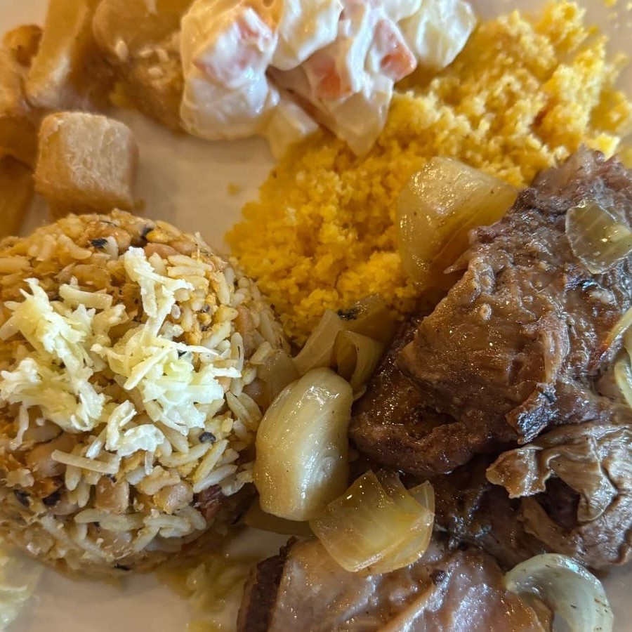 Para quem é exigente. Embalagem separada.  Maravilhosa costela bovina no bafo, acompanhada de baião de dois, cuscuz, maionese e aipim.