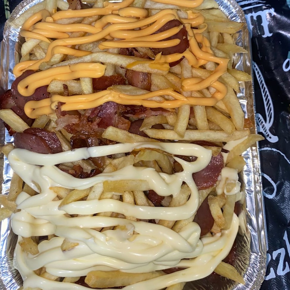 Batata de tamanho médio, cuidadosamente selecionada, frita à perfeição para alcançar uma textura crocante por fora e macia por dentro. Coberta com bacon defumado e calabresa suculenta, proporcionando uma explosão de sabores em cada mordida. O prato é finalizado com a adição de molhos especiais, que adicionam um toque final irresistível. Este petisco é o companheiro perfeito para uma bebida gelada ou como um deleite saboroso em qualquer momento do Dia.