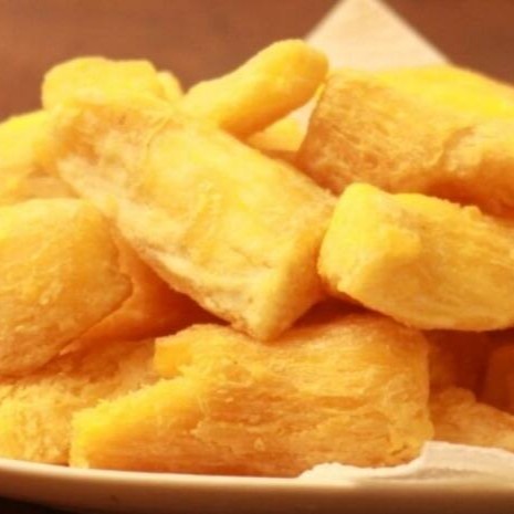 Porção de aipim frito com queijo parmesão.