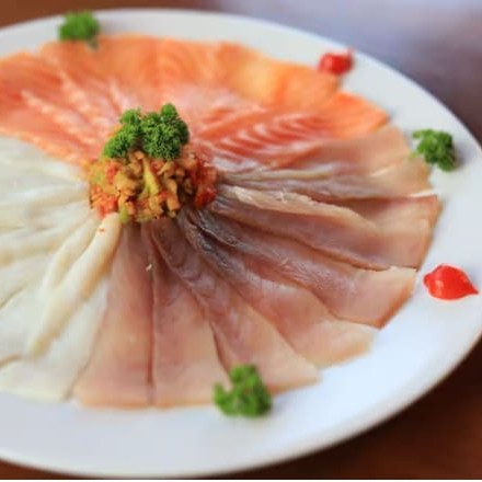 Salmão, atum, peixe branco.   aproximadamente 20 laminas.