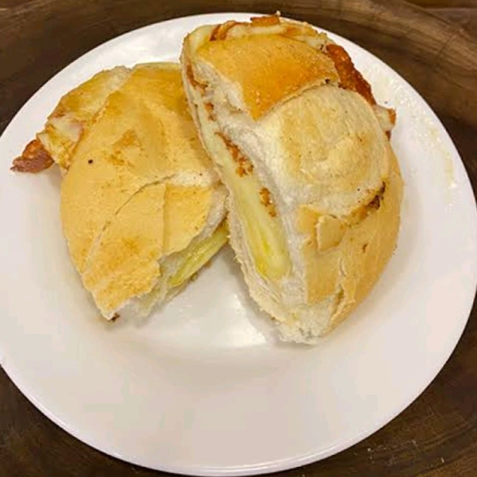 Pão Francês com Queijo Prato ou Mussarela.