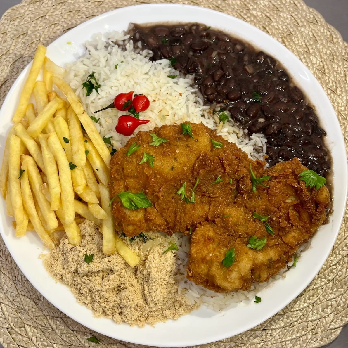Frango empanado com casquinha crocante e tempero de mãe. Servido com arroz, feijão, farofa caprichada e batata frita bem douradinha.