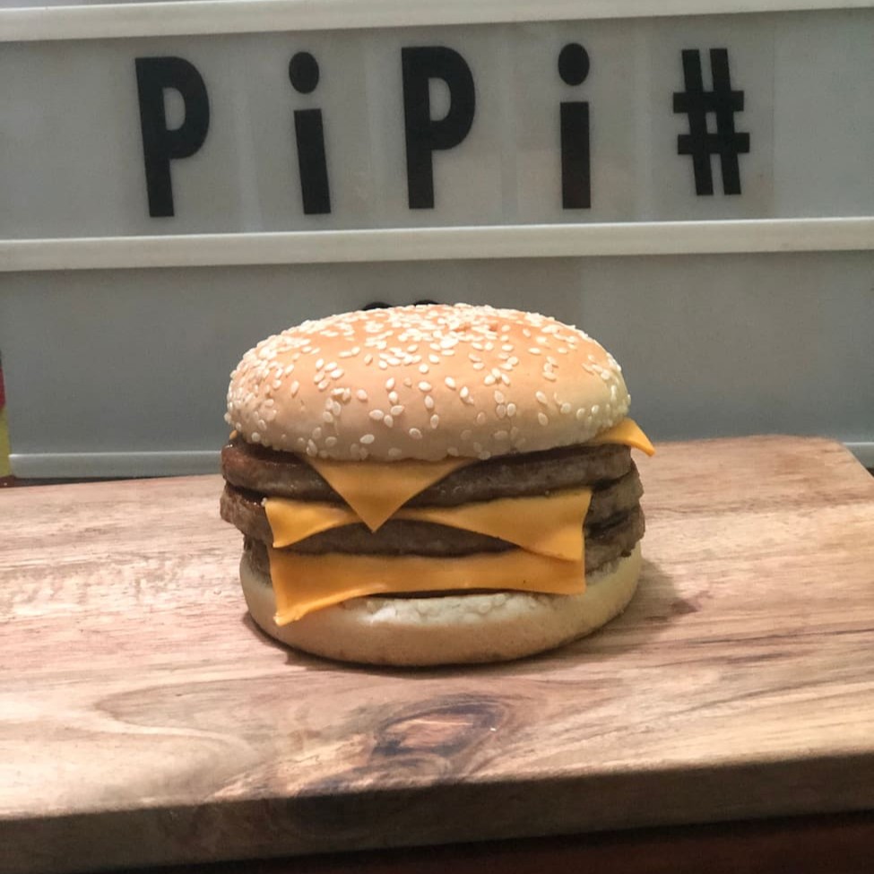 3 carnes 56g 3 queijos ketchup  maionese batata palha  salada