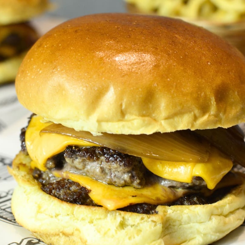 São dois tango smashs (pão Brioche, duas carnes de 90g, cheddar, molho ranch e cebola)! Os dois smashes acompanham duas porções de batatas chips e dois refrigerantes lata. Aproveite!