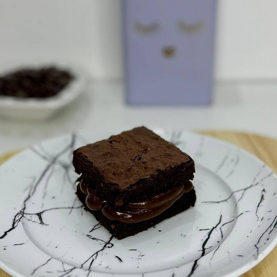 Duas camadas de brownie macio e intenso em sabor, recheadas com uma combinação irresistível de brigadeiro cremoso artesanal. Uma combinação perfeita para os apaixonados por chocolate, impossível resistir!