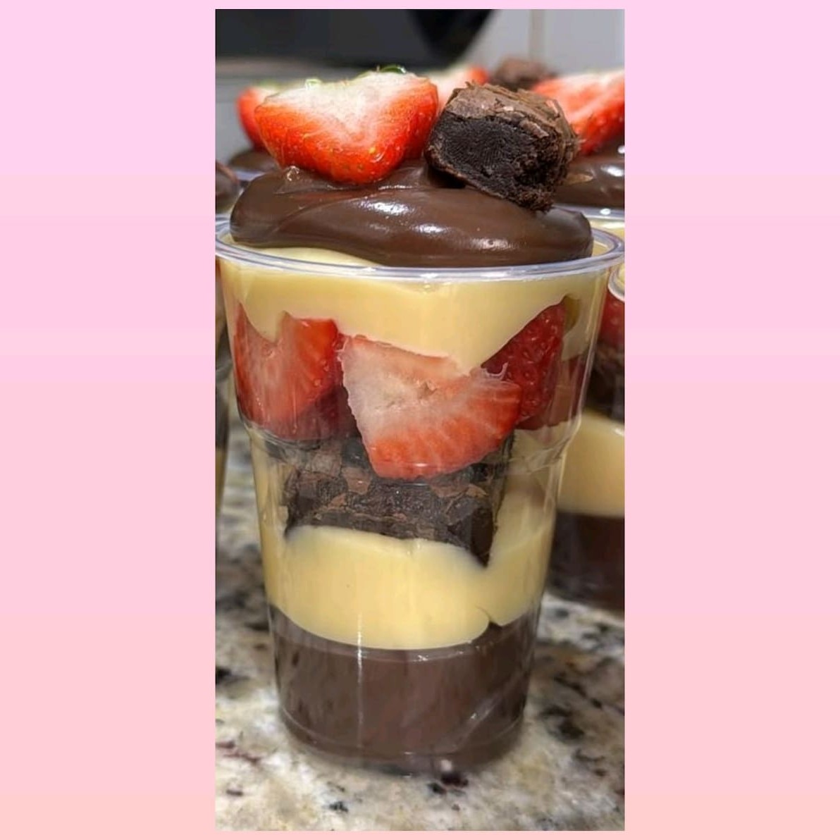 Copa da Felicidade – Choco Ninho com Morangos  Uma combinação irresistível de camadas cremosas e sabor marcante! Feita com creme de chocolate, creme de Ninho, pedaços generosos de brownie e morangos frescos selecionados. Uma explosão de texturas e sabores em cada colherada!    Copo referência 200ml