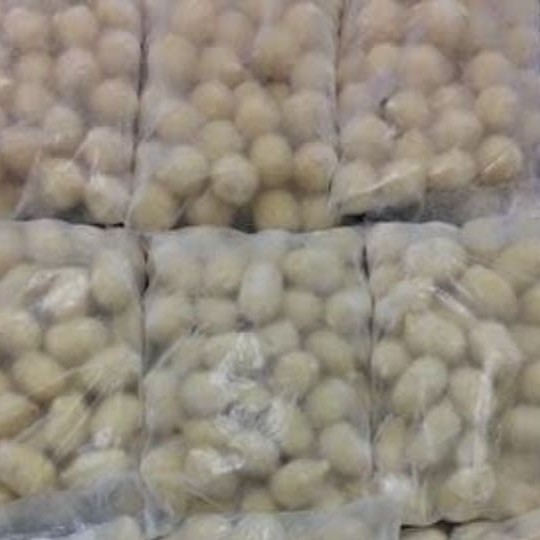 Seja cativado por uma saborosa seleção de 100 unidades de nossos salgados congelados sortidos e irresistíveis! Eles são perfeitamente congelados, preservando sua frescura para fritar no momento de sua escolha. Esta oferta tentadora traz uma variedade de sabores para agradar a todos os paladares: a coxinha brasileira, rica em tradição; o kibe, com seu toque exótico; o enroladinho de salsicha, amado por todos; a bolinha de queijo, suculenta e cremosa; a inovadora e saborosa combinação de bolinha de queijo com presunto; e a bolinha de queijo com alho, que traz um sabor irresistível a cada mordida. Uma seleção criteriosamente elaborada para tornar suas celebrações ainda mais deliciosas e memoráveis!