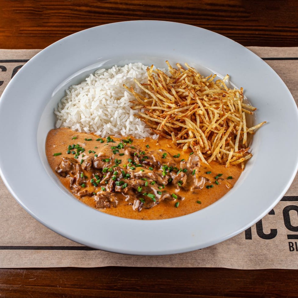 Strogonoff de filé mignon com batata palha da casa e arroz branco.