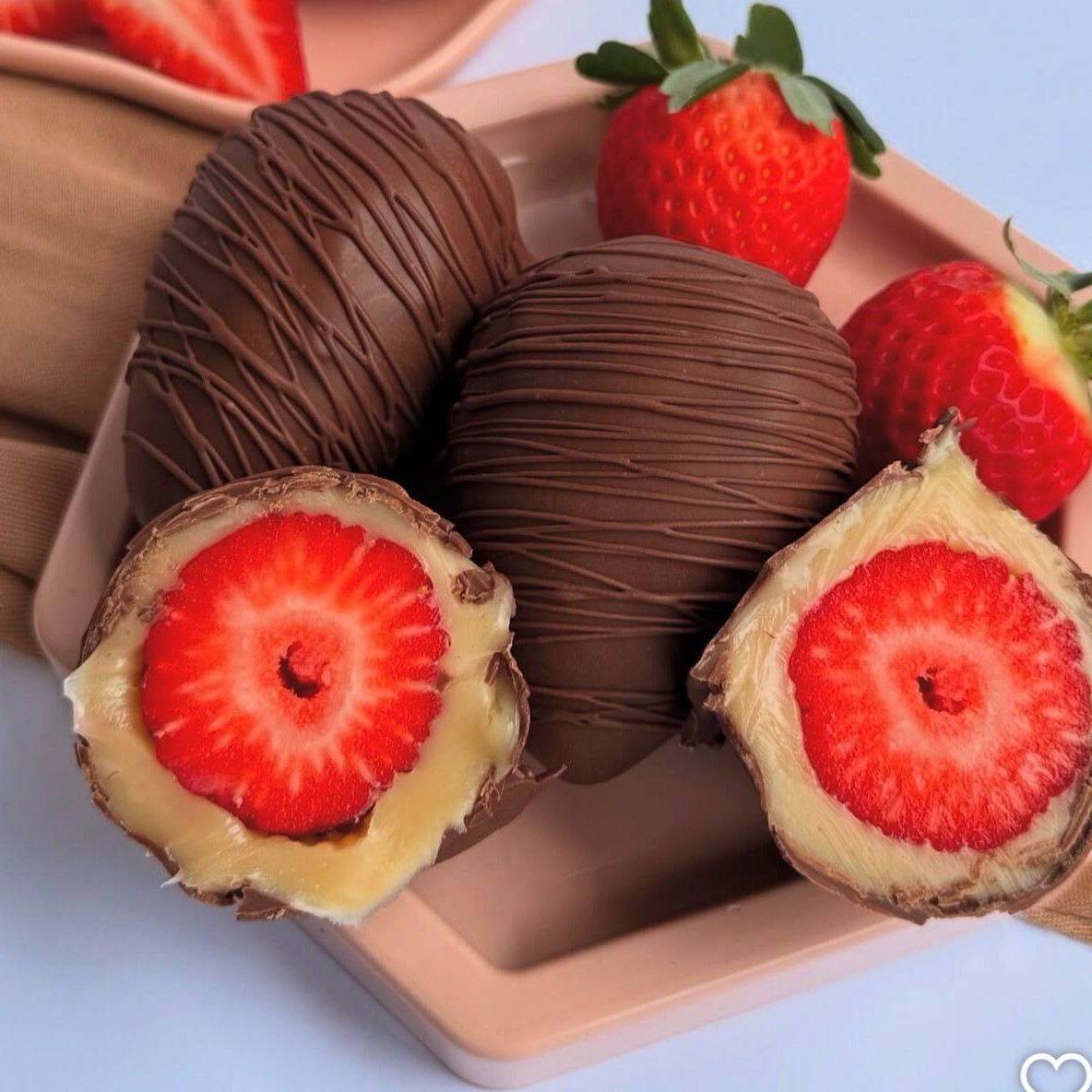 Morango fresquinho envolto com brigadeiro de moça e banhado na cobertura de chocolate. Simplesmente irresistível!