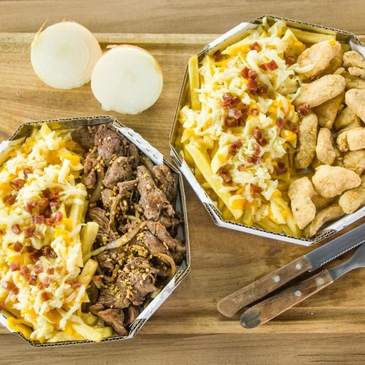 Porção generosa de contra filé com batata mania e uma porção suculenta de isca de peixe com batata mania. Aproximadamente 2kg de petiscos para dividir com a galera!