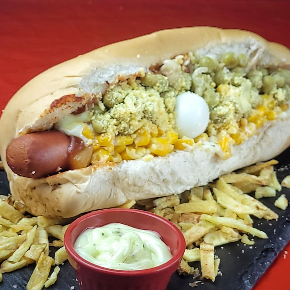 Saboroso lanche com Pão, 1 salsicha ou 1 linguiça ,  molho (tomate , cebola e pimentão), ovo de codorna , maionese especial, ketchup, milho, ervilha , batata palha, queijo ralado #hotdog#bacon#cheddar#picanha#xtudo#xsalada#burguer#cachorroquente