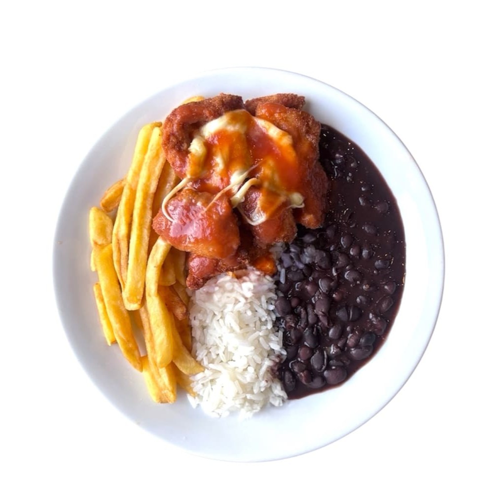 Acompanha arroz, feijão (embalagem separada) e batata frita