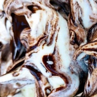 Sorvete artesanal sabor nata mesclado com uma maravilhosa calda de trufa de chocolate sem adição de açúcar