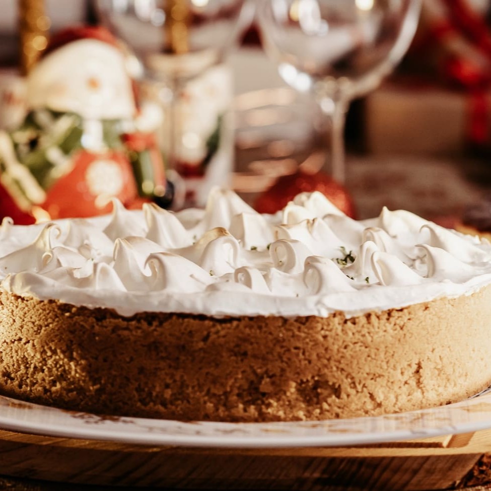 Vou te contar não, essa torta é um arazzo. a gente coloca aquela massa secreta com mousse mais cremoso e incrivelmente liso que você já viu. da um suspiro =( ufa! já que você deu a ideia a gente põe um suspiro encima. por último mas não menos importante que enfeitamos tudo com raspas de limão. até chorei de emoção =,( s2 Serve Perfeitamente 12 pessoas se Organizar direitinho 20 rs !