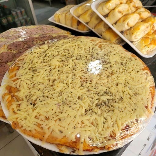 Uma masa fina com mussarela e orégano