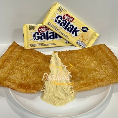 Pastel gigante e rechado com 2 barras do melhor chocolate branco da Nestlé: Galak!