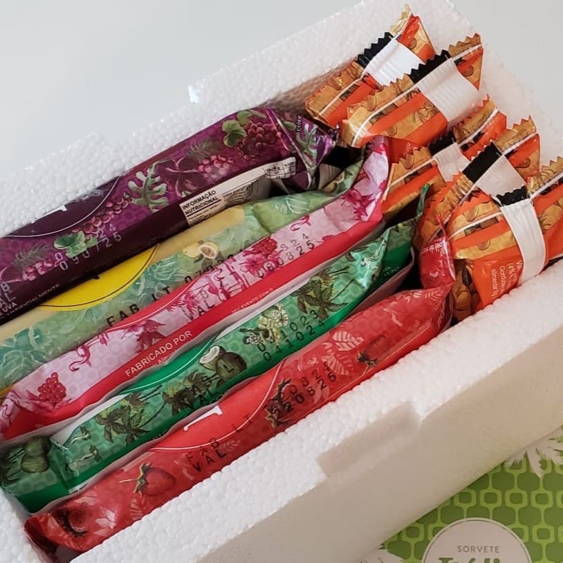 Delicie-se com o nosso Linha Itália Kit Picolé 3, uma seleção premium que captura a autêntica essência italiana. Este kit, apresentado em uma caixa de isopor para garantir a perfeita conservação, inclui 20 picolés do sabor 'Itália Tradicional'. Cada picolé é uma explosão de sabor que remete aos gelatos artesanais da Itália - uma verdadeira delícia que vai te transportar para as pitorescas ruas italianas com cada mordida. Ideal para compartilhar em reuniões ou saborear sozinho, este kit é um verdadeiro deleite para os amantes de picolé.