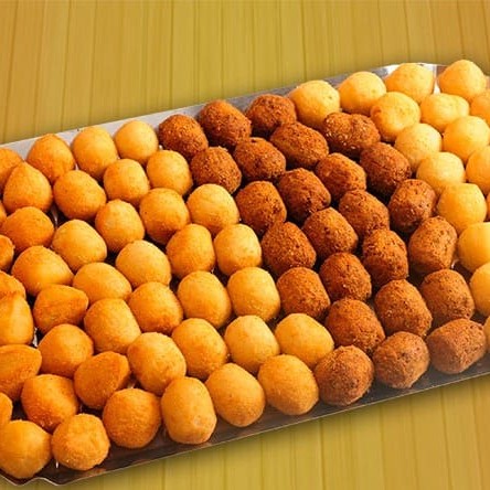 São todos formatos de coxinha e vão sortidos com os sabores de queijo com alho, queijo com presunto, carne, frango, kibe