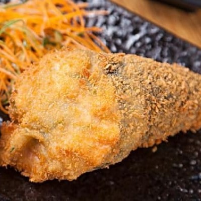 Koni de alga com arroz , camarão ,creme cheese, cebolinha (frito)  na panko.