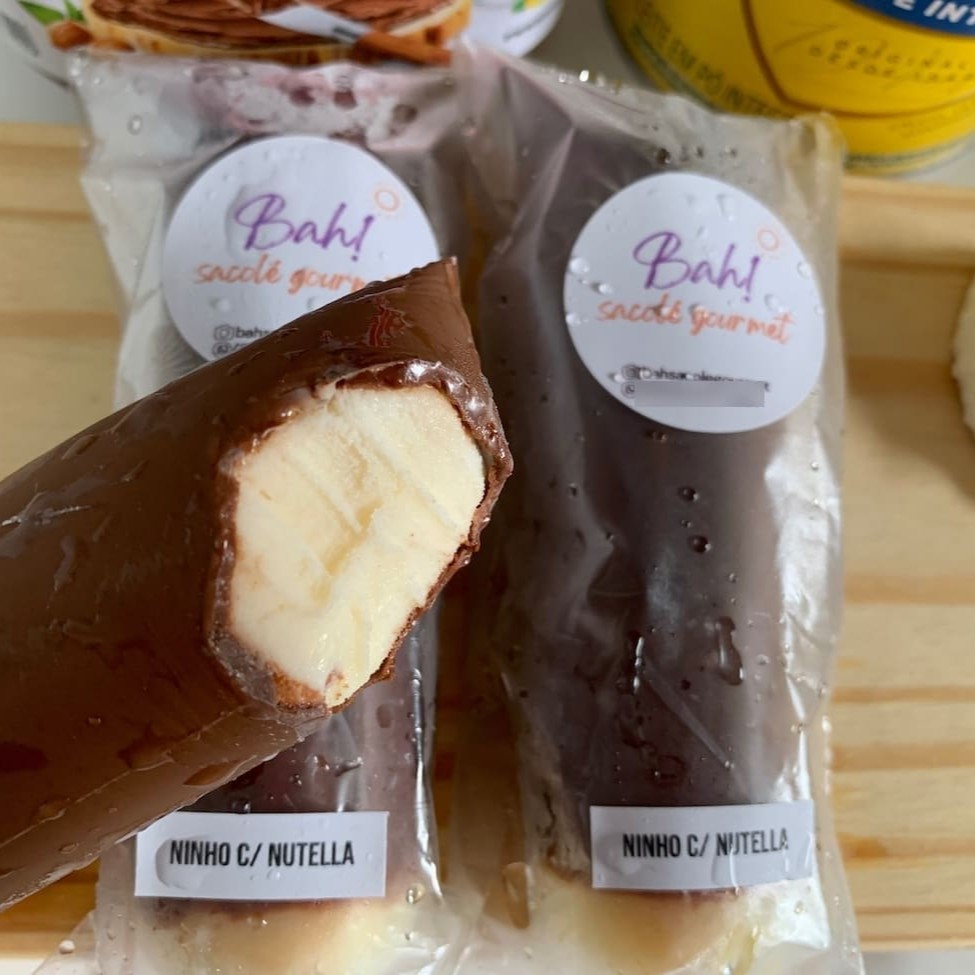 Base cremosa de Ninho envolta na Nutella Original. Essa dupla é perfeita!  Nosso sacolé de Ninho com Nutella é digno de estar no #top1 de vendas. Irresistível! (livre de gordura hidrogenada; sem adição de açúcar).    **tags** promoção , promoções , desconto , cupom , cupon , entrega grátis , sacolé , geladinho , gourmet , Ninho com morango , Ninho com Nutella , Oreo , maracujá , coco , chocolate ,