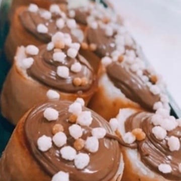 Massa crocante de harumaki, banana, Nutella e flocos de arroz.