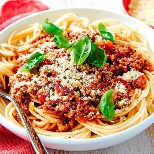 Escolha sua massa preferida: espaguete ou fettuccine, acompanhada de muito molho que você escolhe qual mais gostar!  Aprox. 700g  Ingredientes de alta qualidade, trazendo muito sabor para sua refeição, seja almoço ou jantar.  Prove a melhor massa da sua vida!  Imagem ilustrativa.