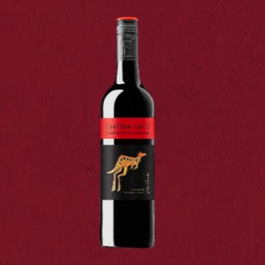 Coloração rubi vivo e profundo. Aromas de amoras maduras com cappuccino. Na boca um toque de menta e frutas pretas, chocolate e baunilha, seguido por suculentas frutas vermelhas maduras com especiarias em um final aveludado.  Diretamente da Austrália, a 5ª maior marca de vinhos do mundo. A Yellow Tail mostra porque a Austrália se encontra entre os maiores produtores de vinhos do mundo. Com uma proposta jovem e descolada, seus vinhos são redondos, equilibrados e focados em agradar ao paladar dos consumidores jovens e aos que consomem vinhos no Dia a Dia.