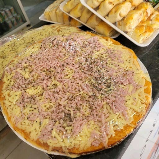 Uma massa fina com mussarela presunto e orégano