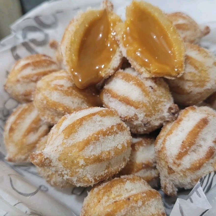 Deliciosos mini churros fritos, bem recheados e saborosos. A porção ideal para qualquer ocasião, escolha qual a melhor finalização e se delicie. Opção somente com açúcar ou açúcar e canela.